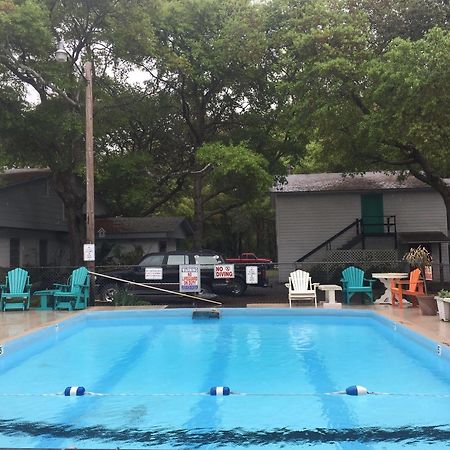 Captain'S Cove Motel Oak Island Exterior photo