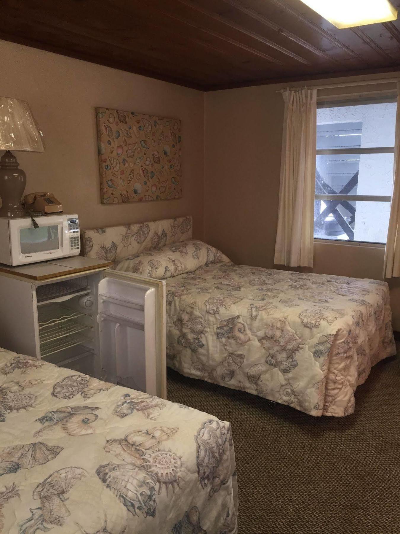 Captain'S Cove Motel Oak Island Exterior photo