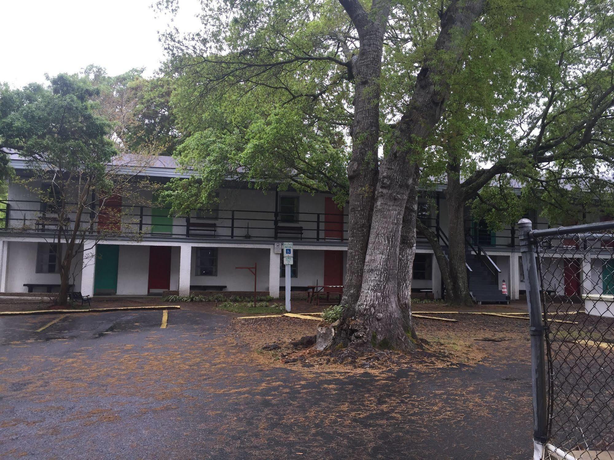 Captain'S Cove Motel Oak Island Exterior photo